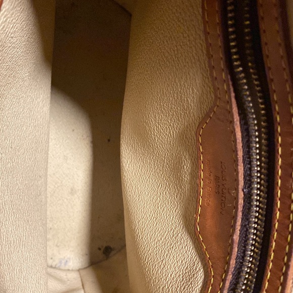 Beautiful inside and out EUC bucket bag comes with a dust bag handles are good - Picture 3 of 4